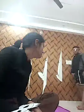 Snapshot of romantic_couple1 chatting on 11.23.25 romantic couple1 online show from 11.23.25