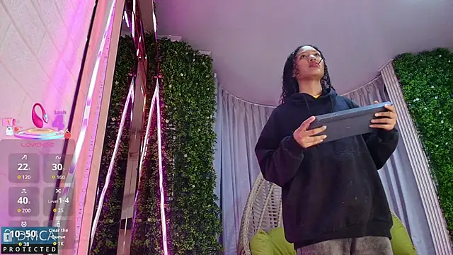 Kiara Zahiri   online show from 09.17.25