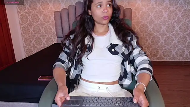 Snapshot of Kristall_06 chatting on 10.28.25 Kristall 06 online show from 10.28.25