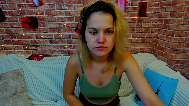 Snapshot of Hot___Jess chatting on 09.10.25 Hot Jess online show from 09.10.25