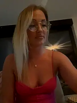 PinkiePlgirl online show from 09.23.25