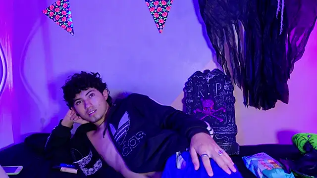 Snapshot of Laura_and_Kevin chatting on 10.10.25 Laura and Kevin online show from 10.10.25