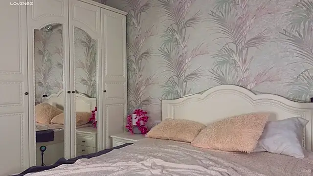 Snapshot of Avyrium chatting on 09.08.25 Avyrium online show from 09.08.25