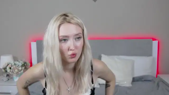 Snapshot of MarianeSun chatting on 10.07.25 MarianeSun online show from 10.07.25