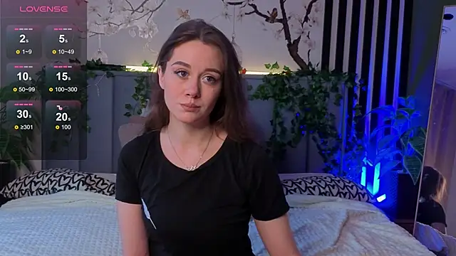 Snapshot of SkyHelen chatting on 11.13.25 SkyHelen online show from 11.13.25