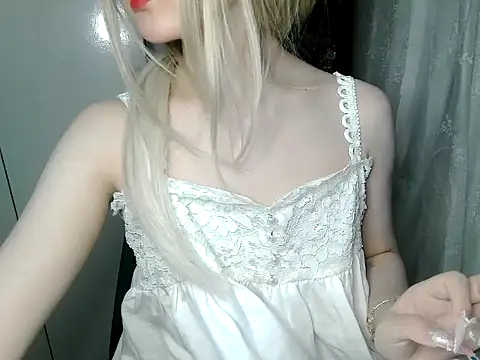 Snapshot of Annabelle-e chatting on 04.28.26 Annabelle-e online show from 04.28.26