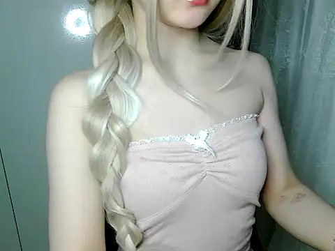 Snapshot of Annabelle-e chatting on 04.29.26 Annabelle-e online show from 04.29.26