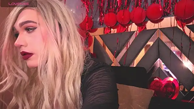 Snapshot of saraah_queen1 chatting on 02.14.26 saraah queen1 online show from 02.14.26