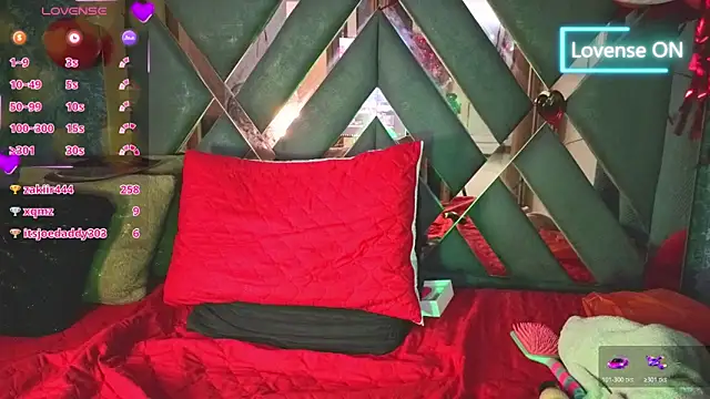 Snapshot of saraah_queen1 chatting on 02.15.26 saraah queen1 online show from 02.15.26