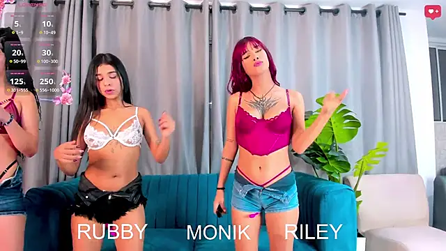 Snapshot of Evil_Giirls chatting on 10.04.25 Evil Giirls online show from 10.04.25