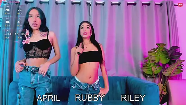 Snapshot of Evil_Giirls chatting on 10.11.25 Evil Giirls online show from 10.11.25