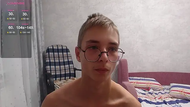 Snapshot of glasses_cat chatting on 10.10.25 glasses cat online show from 10.10.25