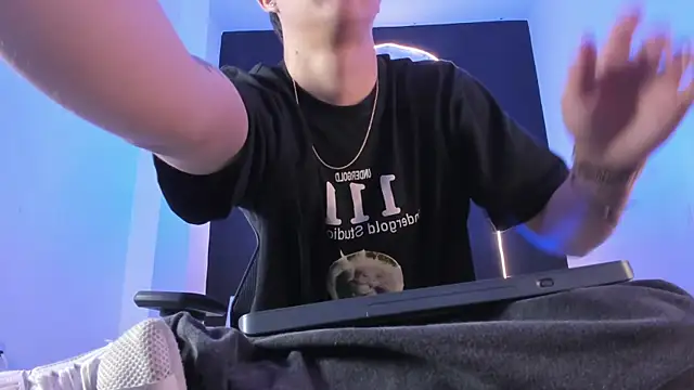 liaamsmiith  online show from 11.04.25