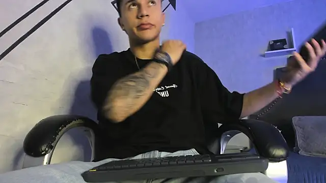 liaamsmiith  online show from 12.17.25