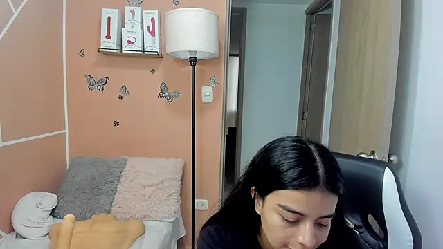 Snapshot of valerihouse chatting on 12.14.24 valerihouse online show from 12.14.24