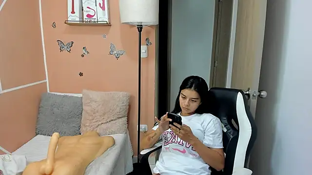 Snapshot of valerihouse chatting on 02.14.25 valerihouse online show from 02.14.25