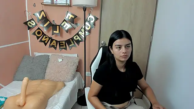 Snapshot of valerihouse chatting on 02.19.25 valerihouse online show from 02.19.25