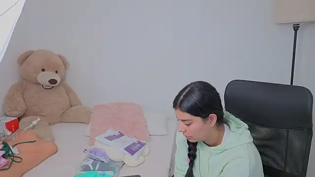 Snapshot of valerihouse chatting on 10.01.25 valerihouse online show from 10.01.25