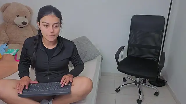 Snapshot of valerihouse chatting on 10.29.25 valerihouse online show from 10.29.25