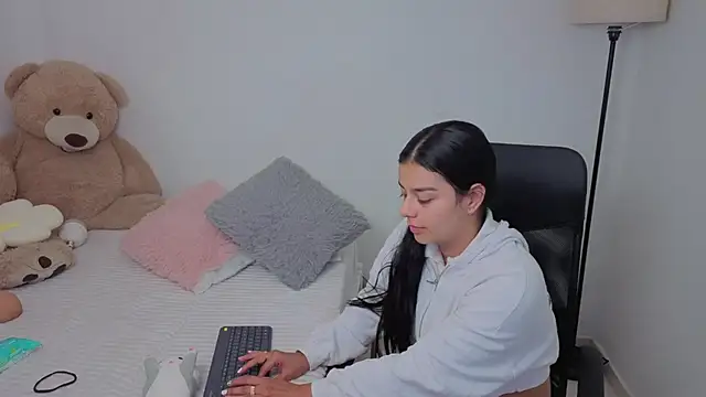 Snapshot of valerihouse chatting on 11.21.25 valerihouse online show from 11.21.25