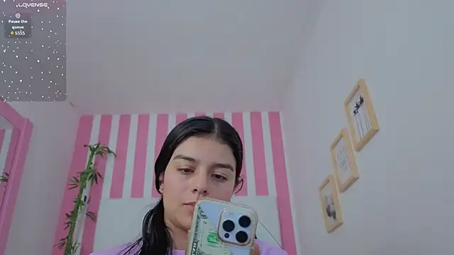 Snapshot of valerihouse chatting on 12.02.25 valerihouse online show from 12.02.25