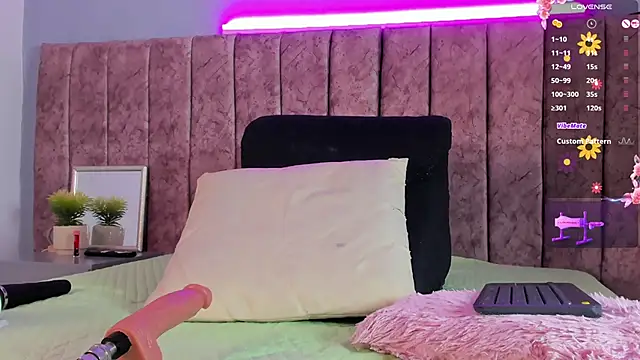 Niicolle Evanss online show from 11.27.25