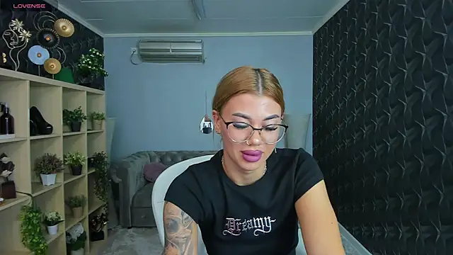 Snapshot of xPuka chatting on 09.21.25 xPuka online show from 09.21.25