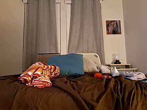 Snapshot of Slinkypoppet chatting on 12.04.25 Slinkypoppet online show from 12.04.25