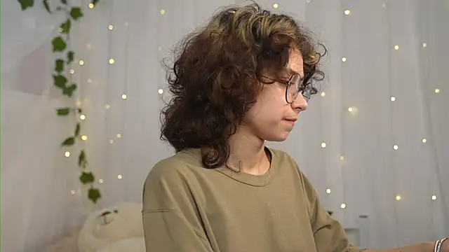 Snapshot of MimiLicks chatting on 09.19.25 MimiLicks online show from 09.19.25