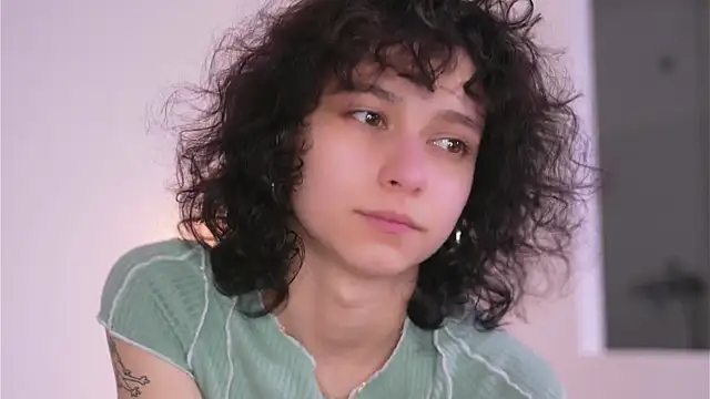 Snapshot of MimiLicks chatting on 11.06.25 MimiLicks online show from 11.06.25