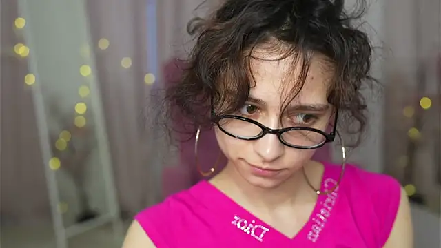 Snapshot of MimiLicks chatting on 11.18.25 MimiLicks online show from 11.18.25