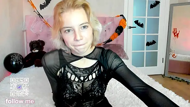 Pink Lila18 online show from 10.31.25