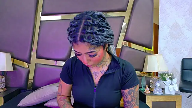 Snapshot of EmilieLake chatting on 02.13.26 EmilieLake online show from 02.13.26