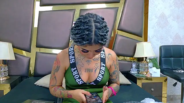 Snapshot of EmilieLake chatting on 02.14.26 EmilieLake online show from 02.14.26