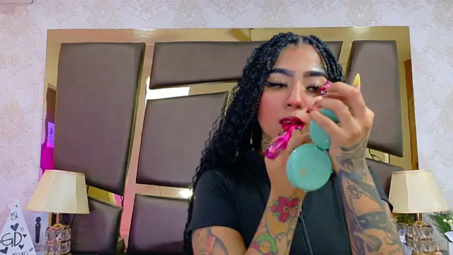 Snapshot of EmilieLake chatting on 02.19.26 EmilieLake online show from 02.19.26