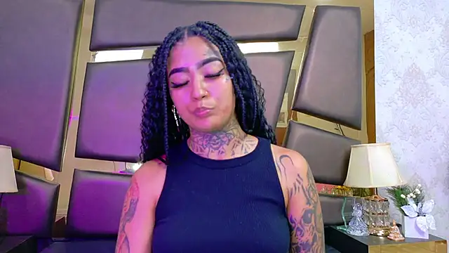 Snapshot of EmilieLake chatting on 02.20.26 EmilieLake online show from 02.20.26