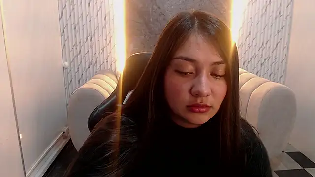 Snapshot of Ivony18_b chatting on 10.21.25 Ivony18 b online show from 10.21.25