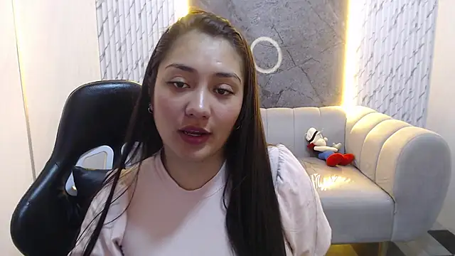 Snapshot of Ivony18_b chatting on 10.24.25 Ivony18 b online show from 10.24.25