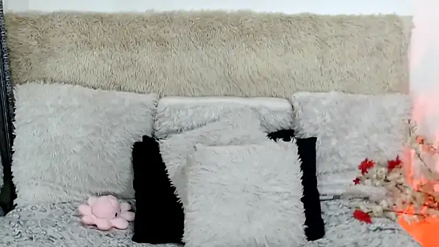 Snapshot of indianchic89 chatting on 10.24.25 indianchic89 online show from 10.24.25