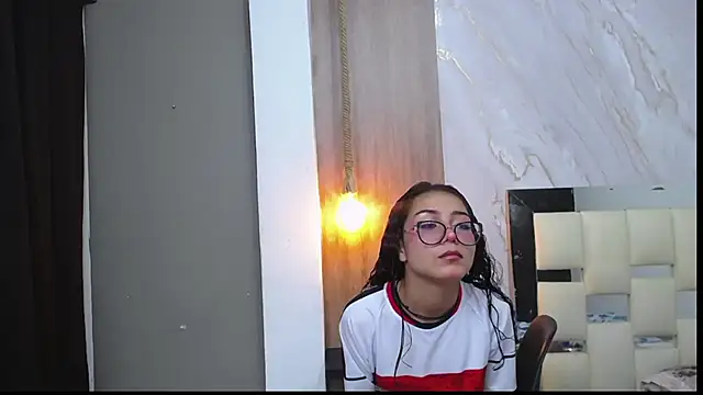 Snapshot of honeymoon_12 chatting on 09.21.25 honeymoon 12 online show from 09.21.25