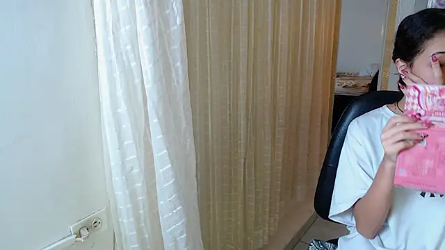 Snapshot of honeymoon_12 chatting on 10.04.25 honeymoon 12 online show from 10.04.25