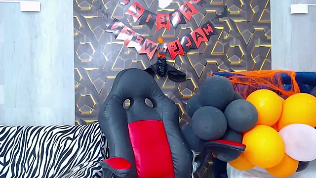 Snapshot of honeymoon_12 chatting on 10.26.25 honeymoon 12 online show from 10.26.25