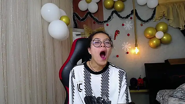 Snapshot of honeymoon_12 chatting on 11.16.25 honeymoon 12 online show from 11.16.25