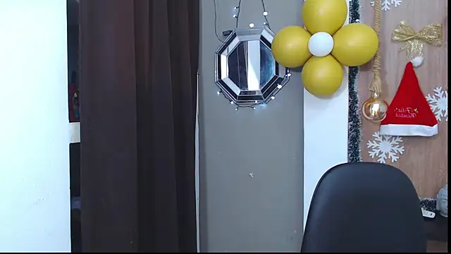 Snapshot of honeymoon_12 chatting on 11.27.25 honeymoon 12 online show from 11.27.25