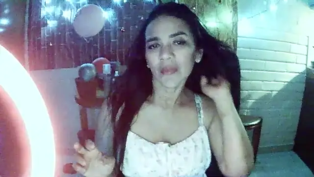 MiiaVelasquez online show from 12.17.25