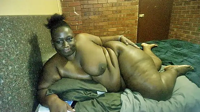 Snapshot of ASSQUEEN37Xx chatting on 10.28.25 ASSQUEEN37Xx online show from 10.28.25