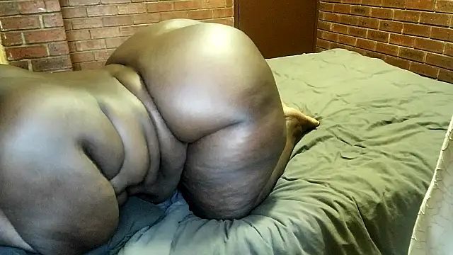 Snapshot of ASSQUEEN37Xx chatting on 10.30.25 ASSQUEEN37Xx online show from 10.30.25