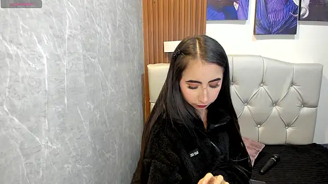 Sophi Thaylorr online show from 10.28.25