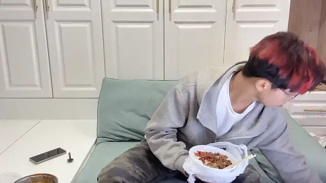 STxuguanhan online show from 10.19.25