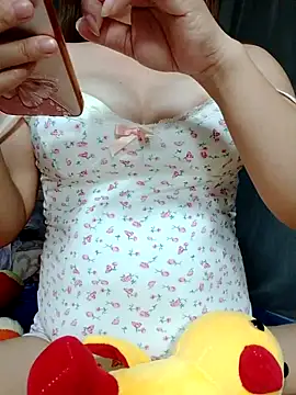 Snapshot of YuchengLy chatting on 10.21.25 YuchengLy online show from 10.21.25